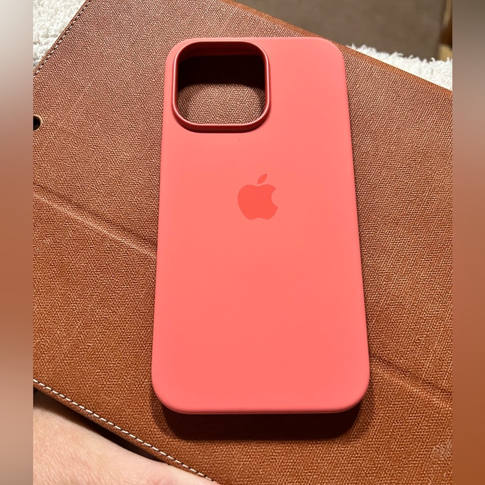 Only used once like new not in box Apple Silicone iPhone 13 Pro Max
PINK POMELO